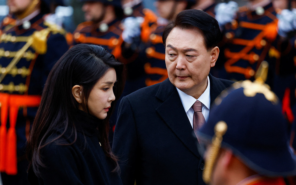 Corea del Sur | El caos de un impopular presidente, su esposa y un bolso DIOR