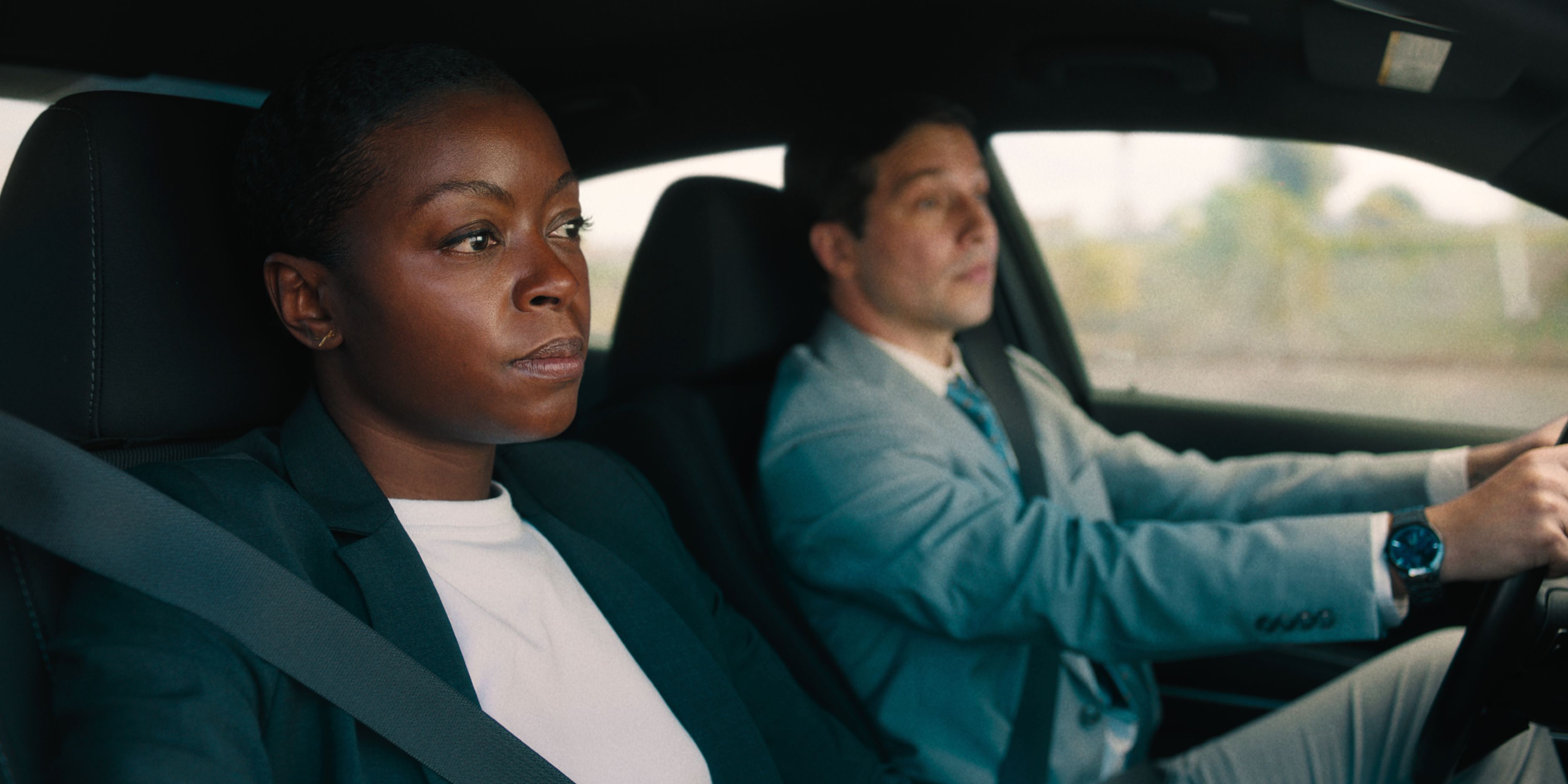 Danielle Deadwyler en el asiento del pasajero de un automóvil luciendo contemplativa en Carry-On