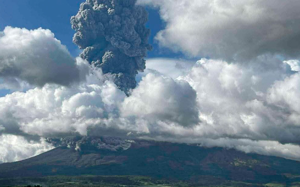 Evacuan 87 mil personas por la erupción del volcán Kanlaon