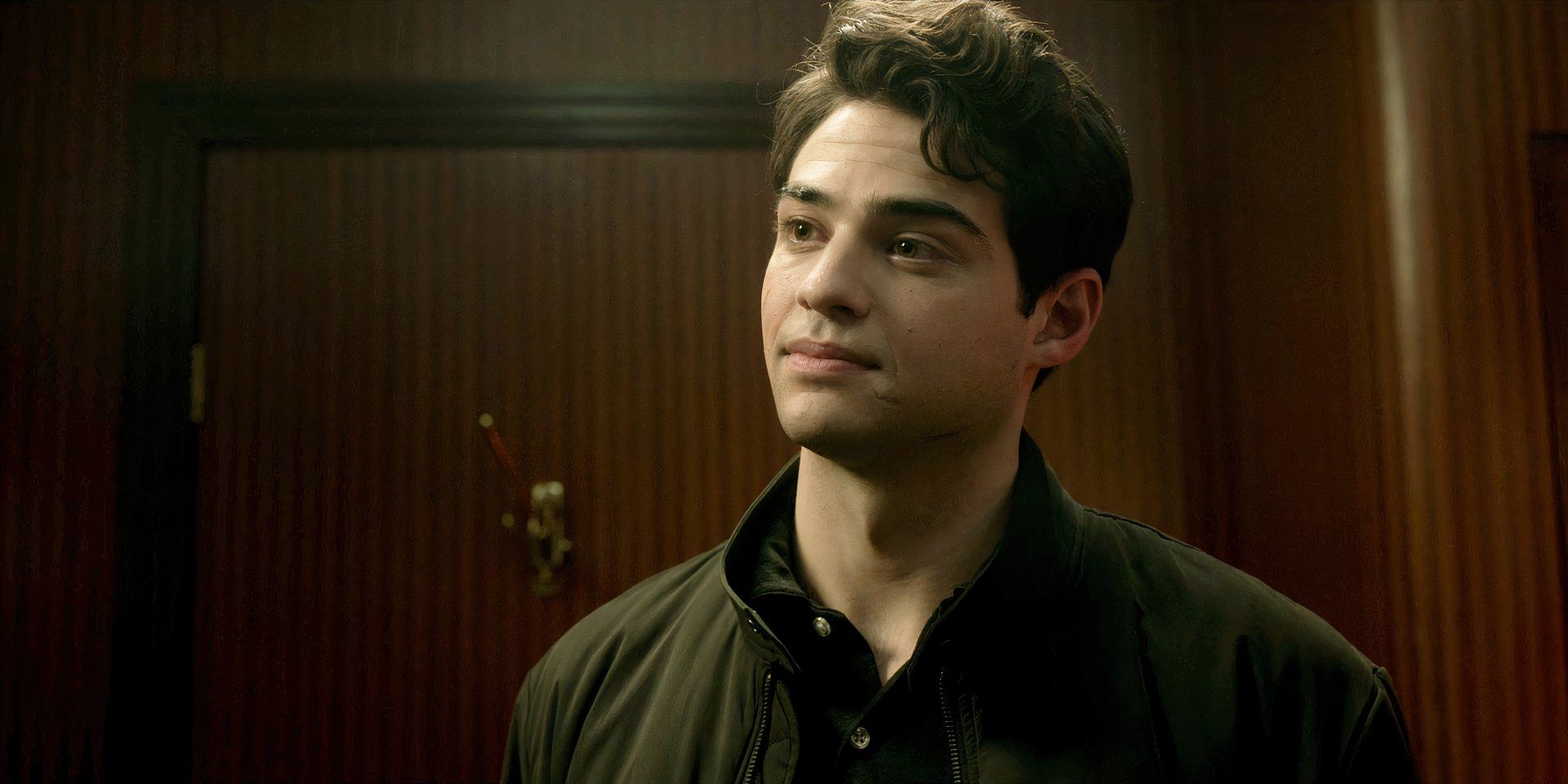 Noah Centineo como Owen se ve en serio en la temporada 1 de recluta, Episodio 6