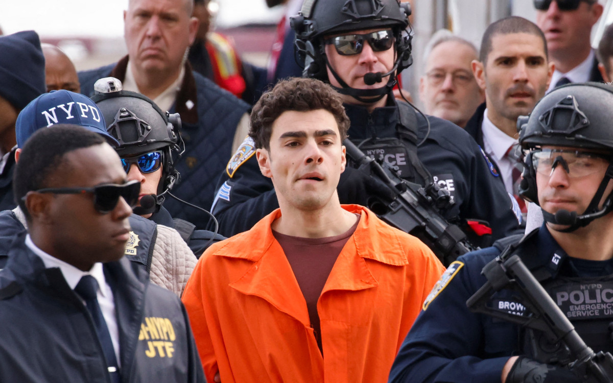 Luigi Mangione enfrentaría pena de muerte; llega a NY en fuerte operativo