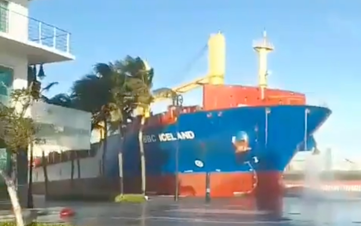 Norte 'desamarra' a buque y choca contra el malecón en Veracruz