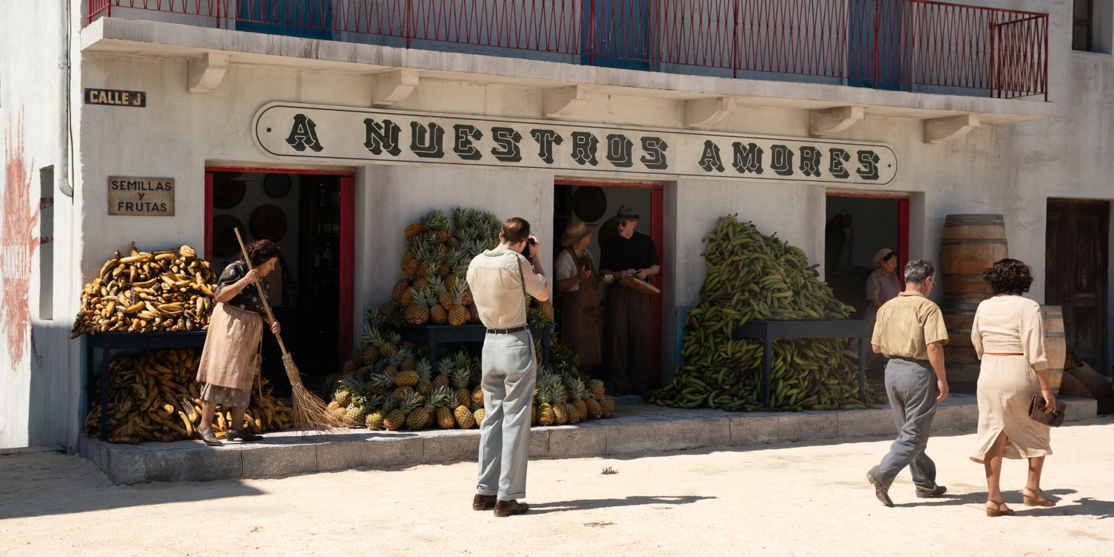 Escaparate en Queer con Allerton tomando una foto