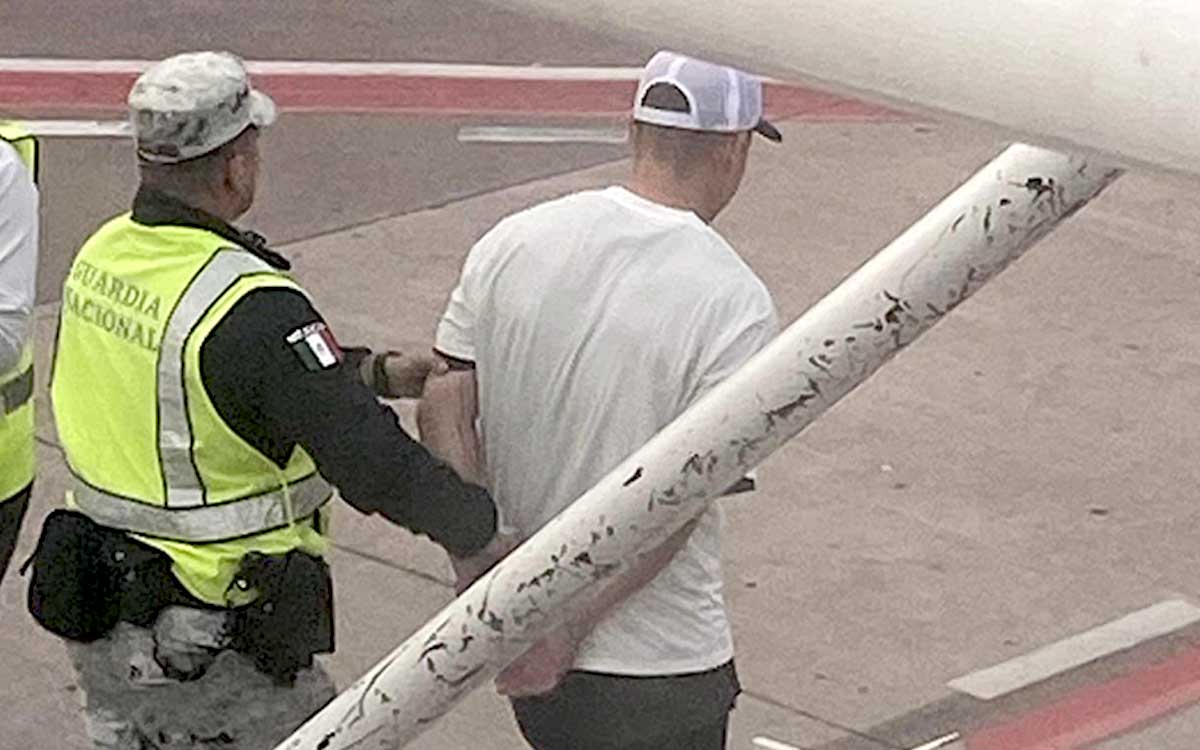 Reportan que pasajero que intentó desviar avión de Volaris provocó choque de la patrulla que lo transportaba