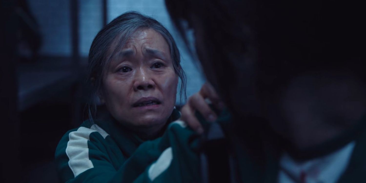 Geum-ja mira implorante a Hyun-ju en El juego del calamar