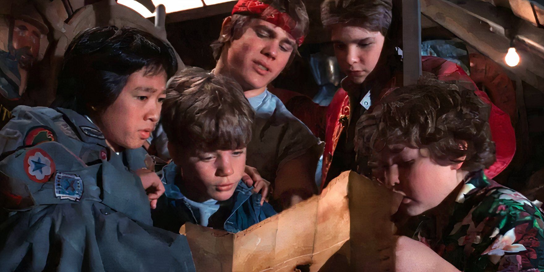 El elenco de Goonies se reúne 40 años después para celebrar el hito profesional de Ke Huy Quan