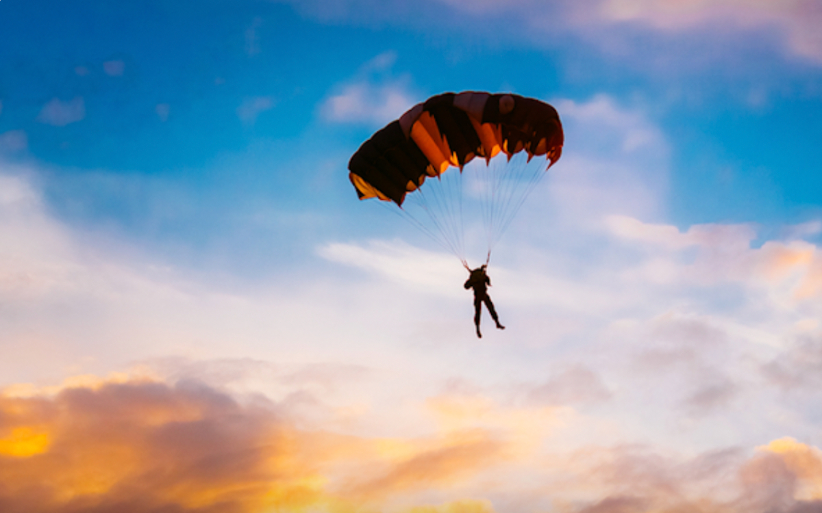 Detienen a chileno por tirase en paracaídas desde un hotel en Río de Janeiro | Video
