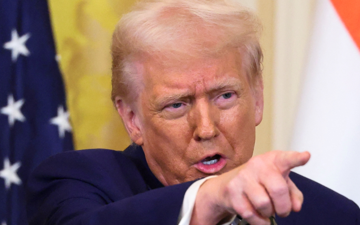 Trump amenaza a los BRICS con aranceles del 100% si 'juegan' con el dólar