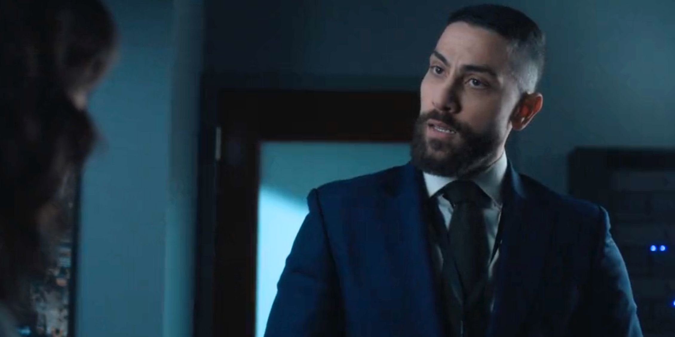 FBI OA de pie y escuchando a Isobel 