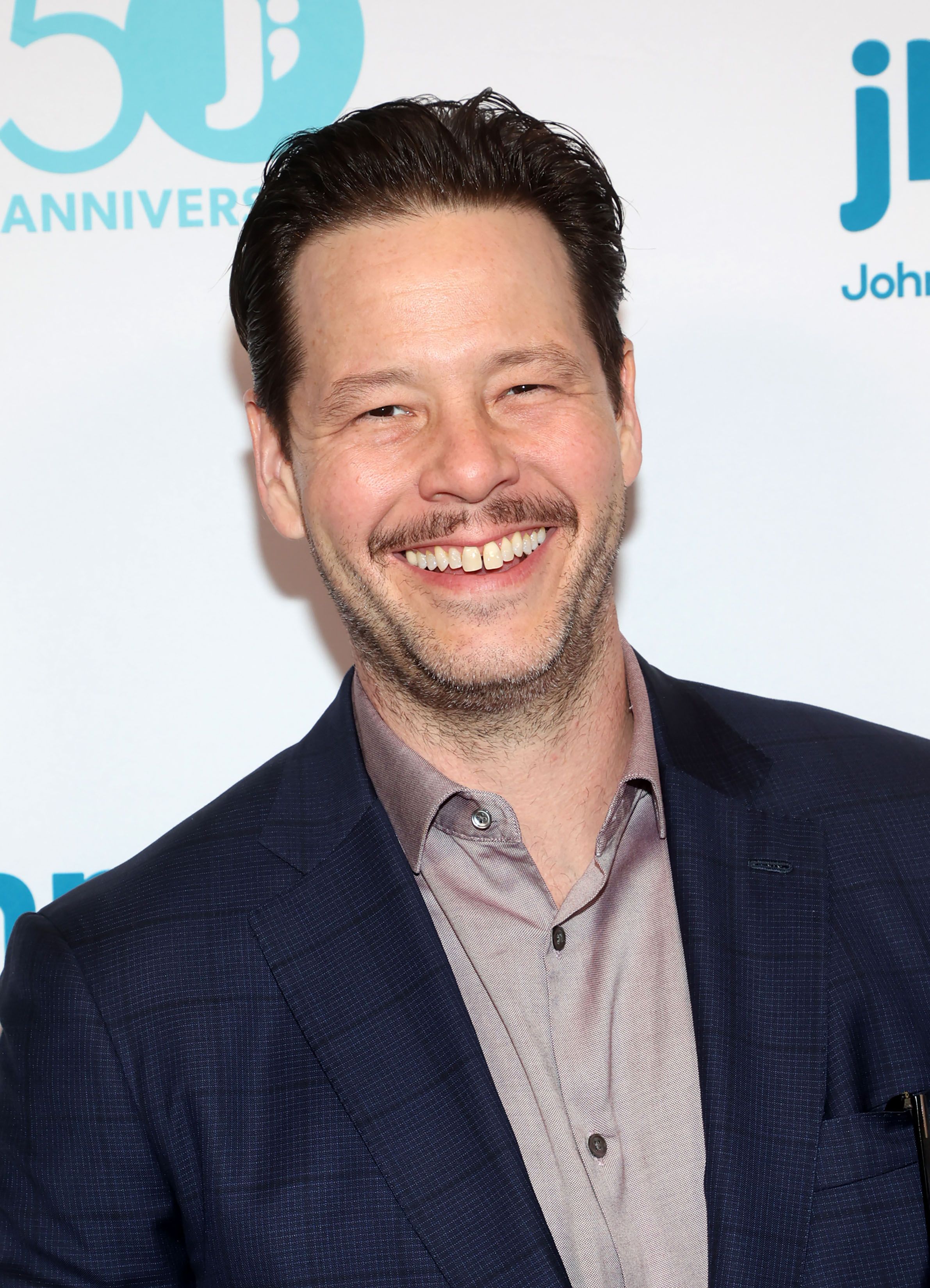 Tiro en la cabeza de Ike Barinholtz