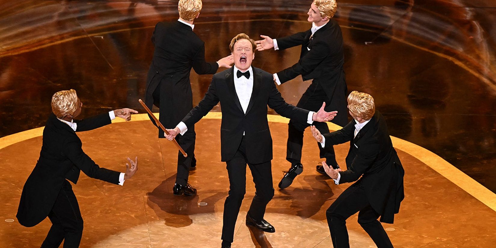 Conan O'Brien cantando en los Oscar de 2025