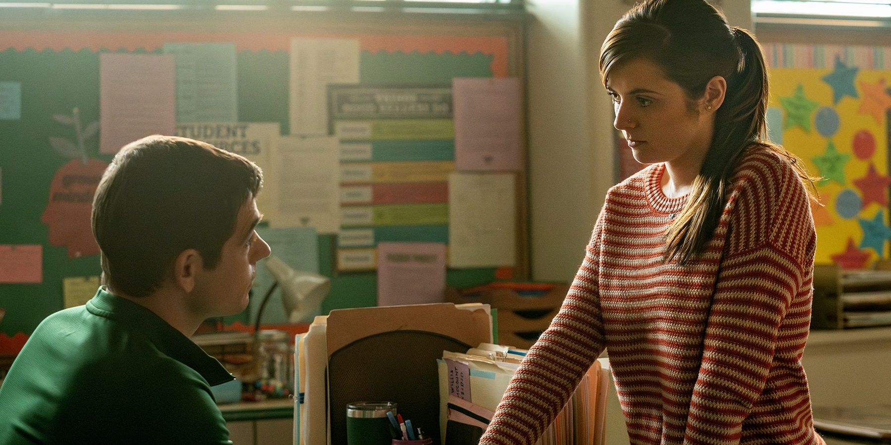 Maggie (Gabrielle Creevy) hablando con Aaron (Jason Knodel) en un aula en tres mujeres.