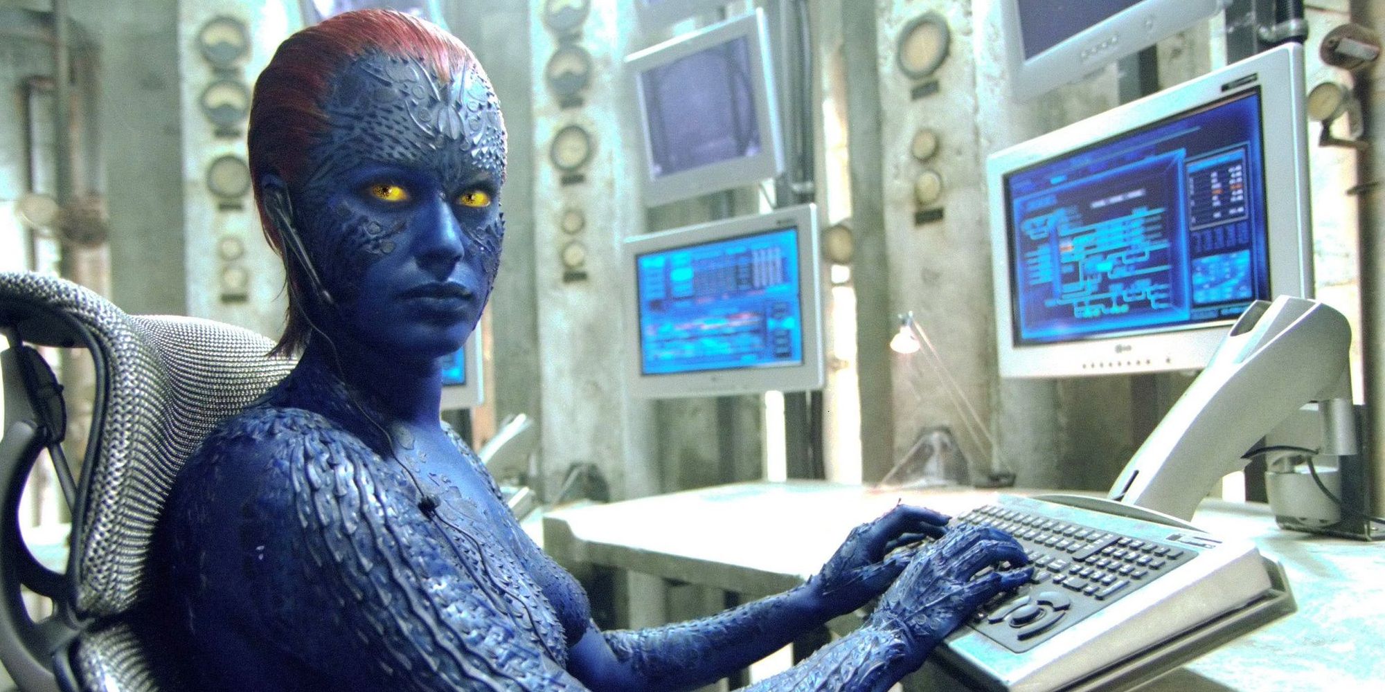 Rebecca Romijn como Mystique operando una computadora en X-Men (2000)