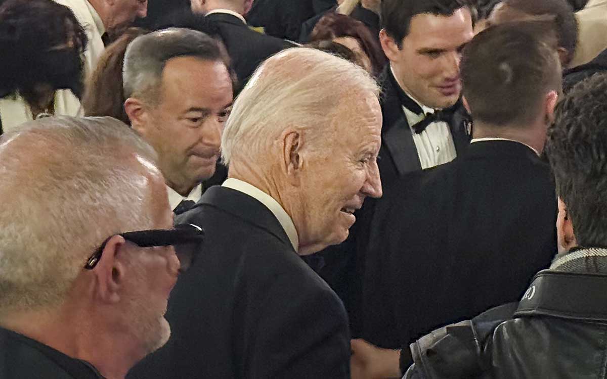 Biden reaparece entre aplausos en una obra de teatro de Nueva York