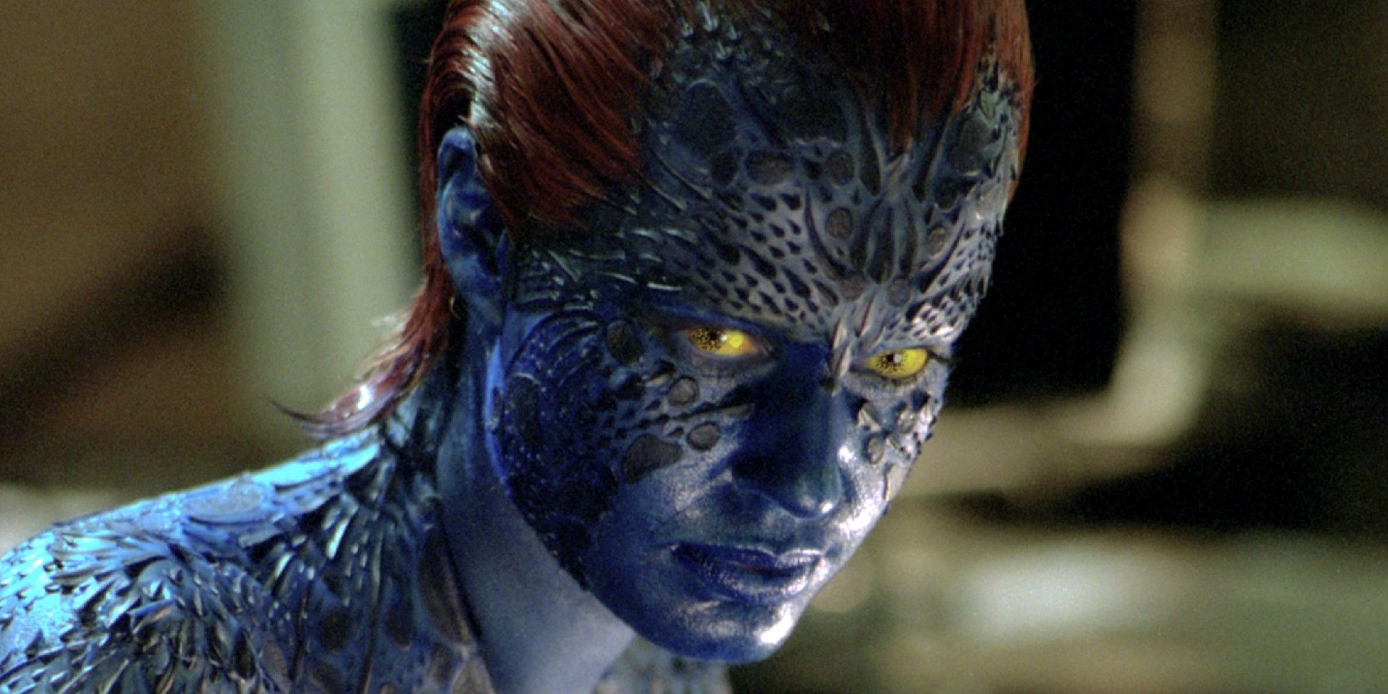 Mystique estudiando los archivos de computadora de Stryker en X2 X-Men United