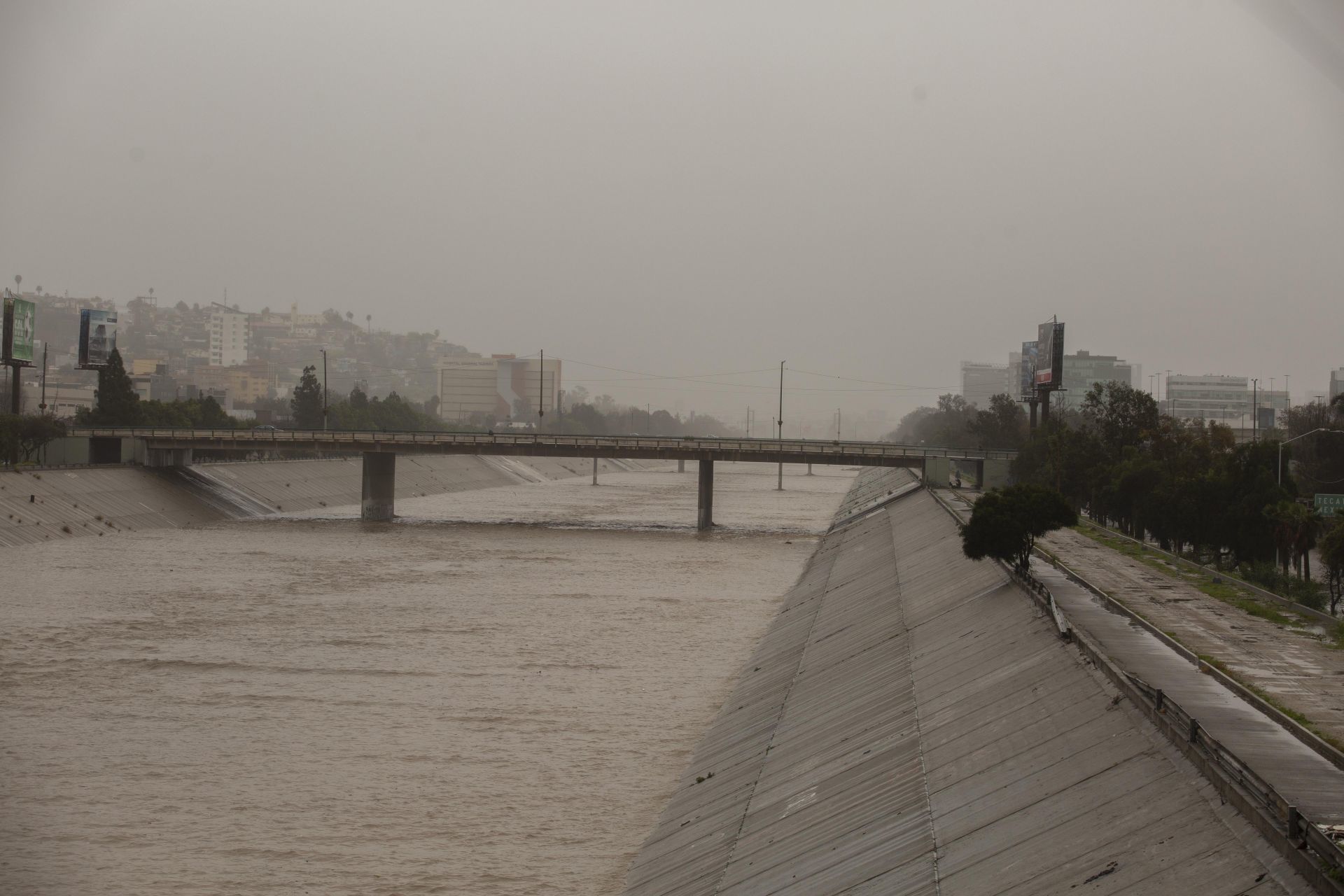 EU construye muro sobre canal del río Tijuana pese a tratados que lo impedían