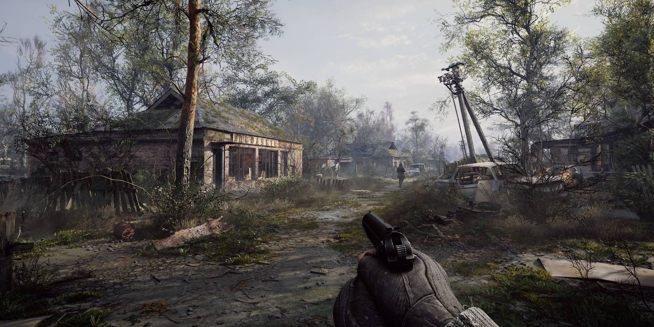 El jugador sosteniendo una pistola deambulando por una ciudad abandonada en Stalker 2.