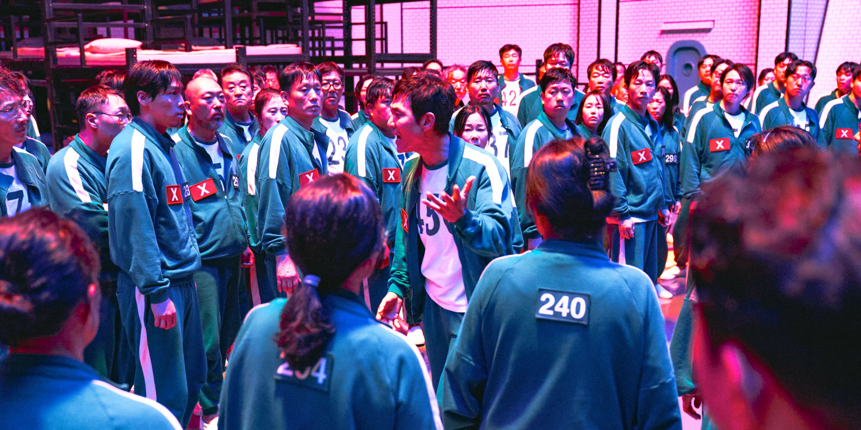 Gi-hun tratando de discutir por qué los jugadores deben dejar los juegos en la temporada 2 de los juegos de calamares