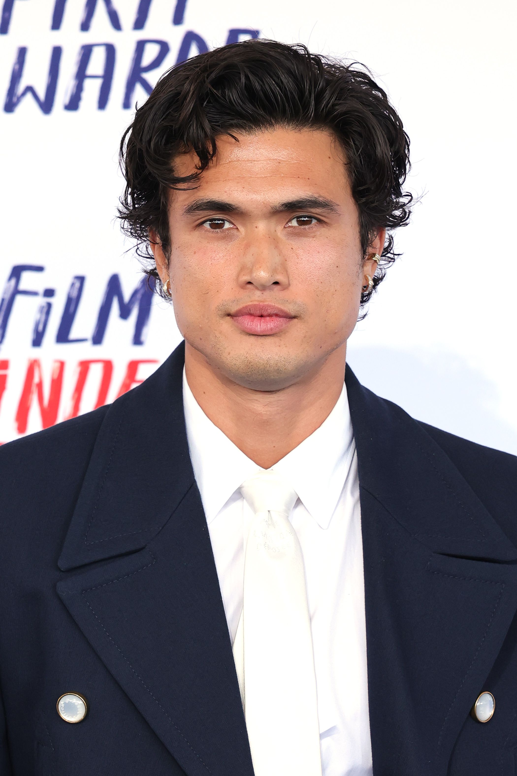 Tiro en la cabeza de Charles Melton
