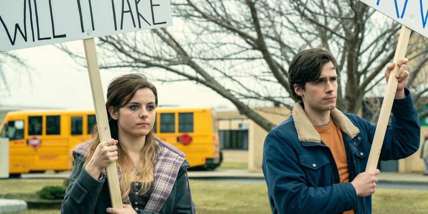 Maggie (Gabrielle Creevy) protestando junto a su hermano David (Zane Pais) en tres mujeres.