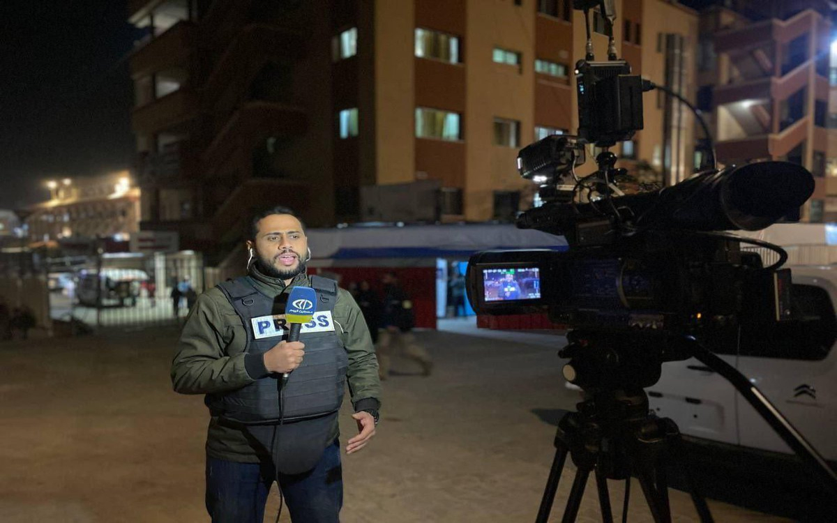 Muere periodista palestino y su familia tras bombardeo israelí en Gaza | Video