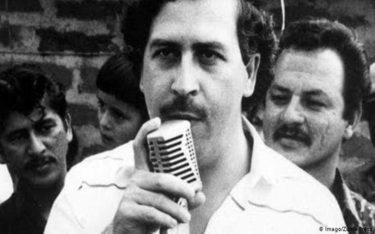 Por vender lanzallamas con la cara de Pablo Escobar, Sueco es acusado en EU