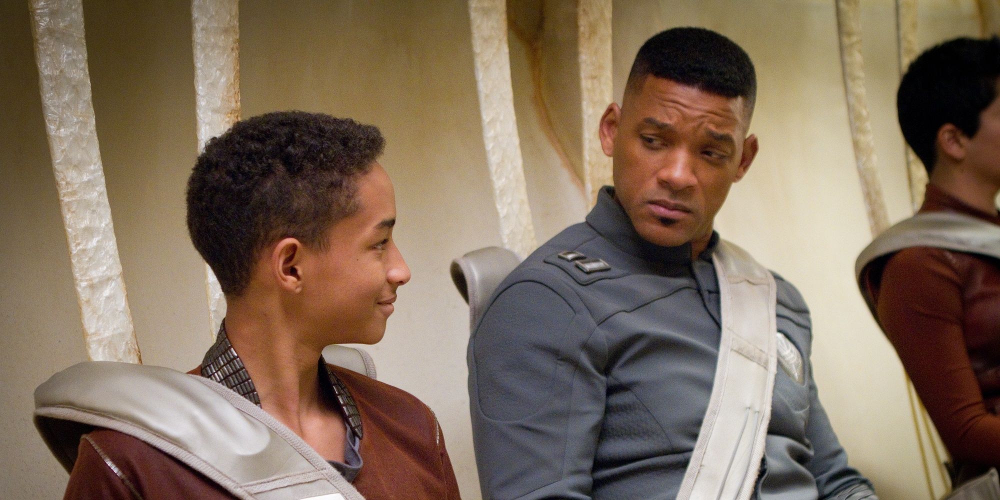 Jaden Smith sonriendo a Will Smith en después de la Tierra