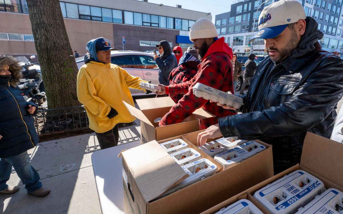 ¡Caos por los huevos en NY! Arrasan con reparto benéfico en solo 5 minutos