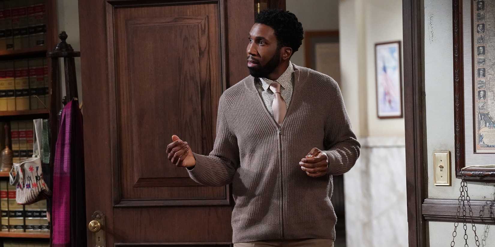 ¿Está Wyatt enamorado del Abby de Melissa Rauch? La línea ambigua de la temporada 3 nocturna explicada por Nyambi Nyambi