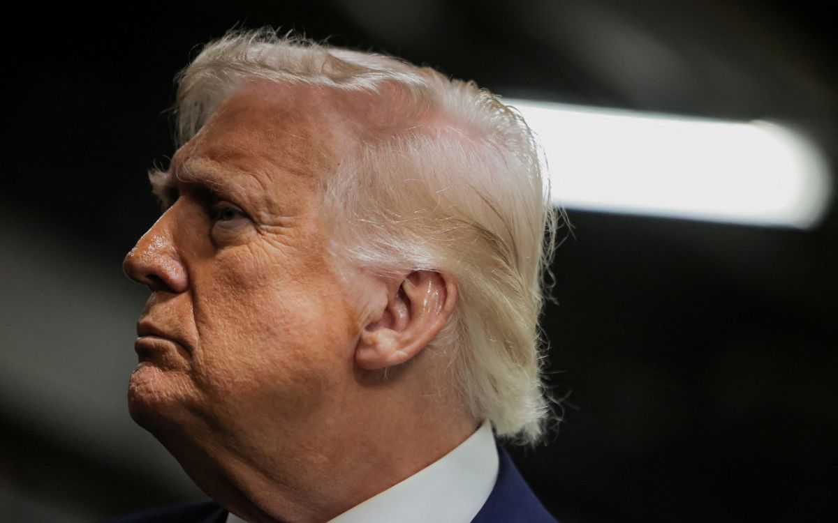 ¿Trump impondrá multas por hablar español en lugares públicos de EU? Esto sabemos