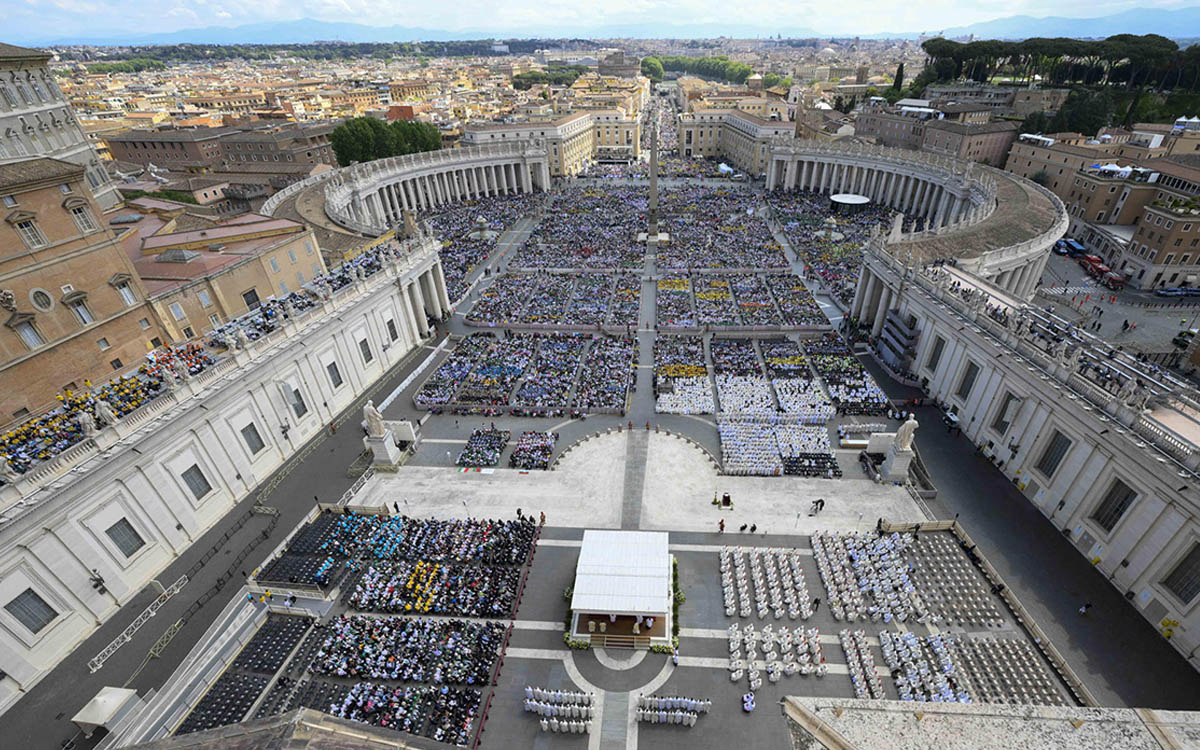 'Debemos acoger su legado y hacerlo vida': Parolin en la multitudinaria misa de luto por Francisco