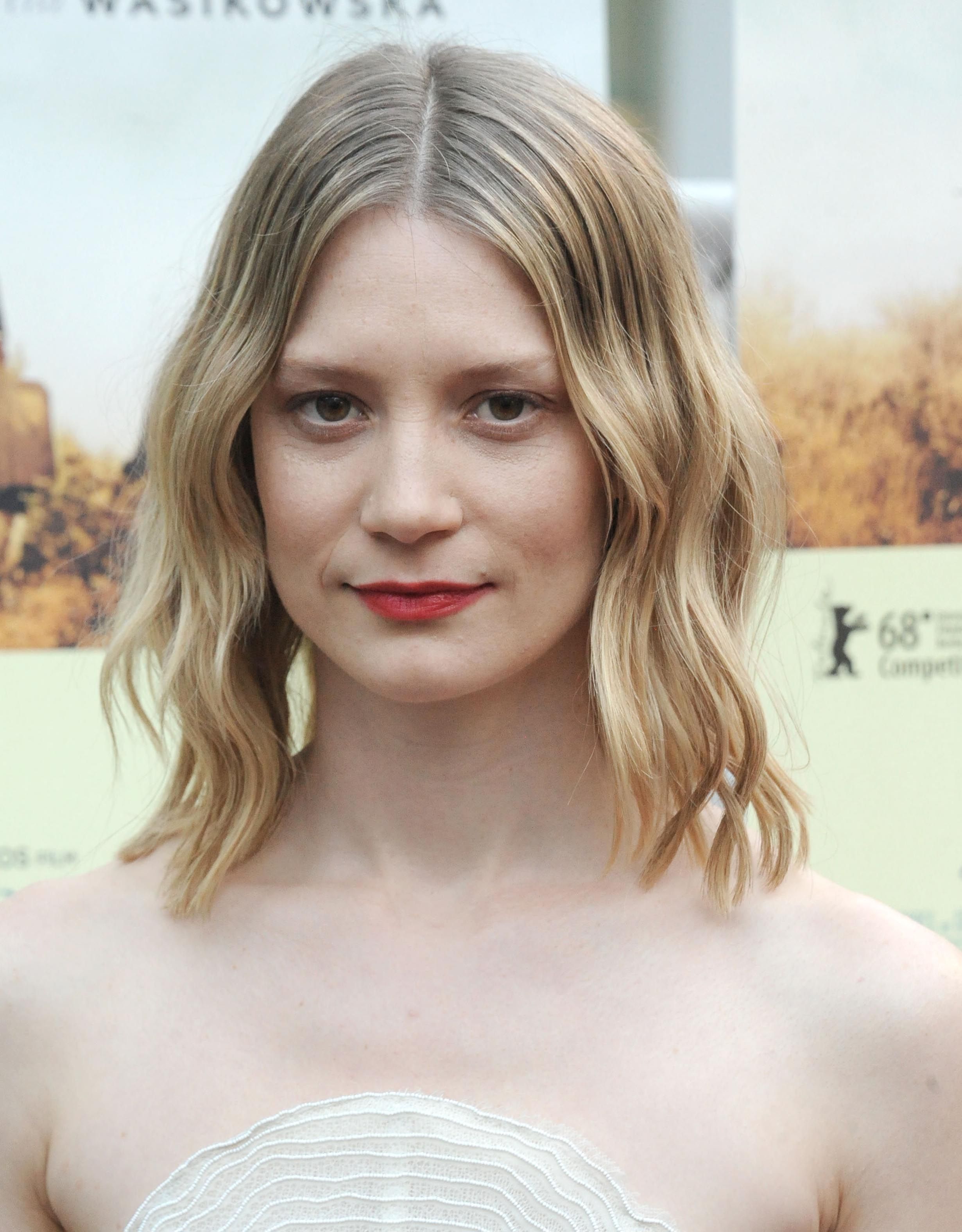 Tiro en la cabeza de Mia Wasikowska