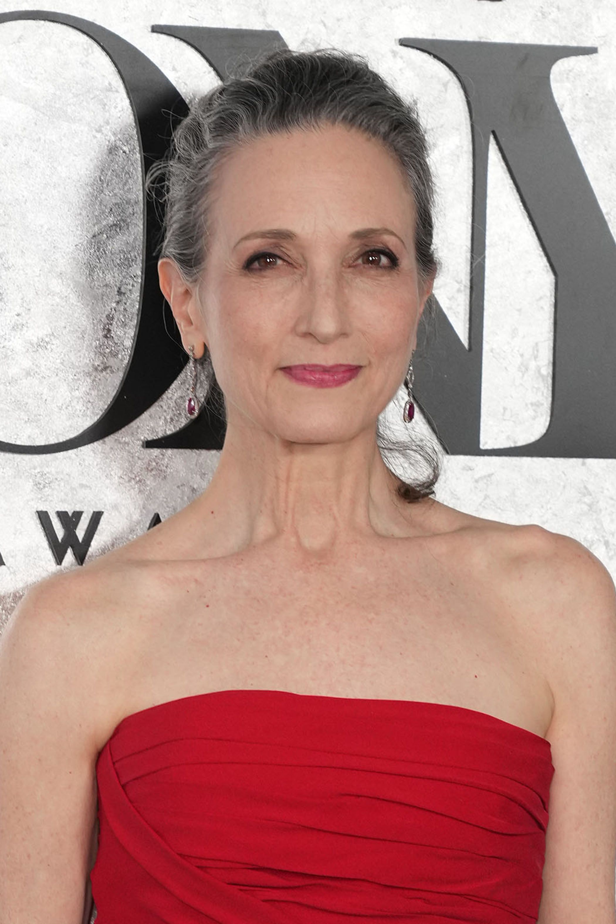 Tiro en la cabeza de Bebe Neuwirth