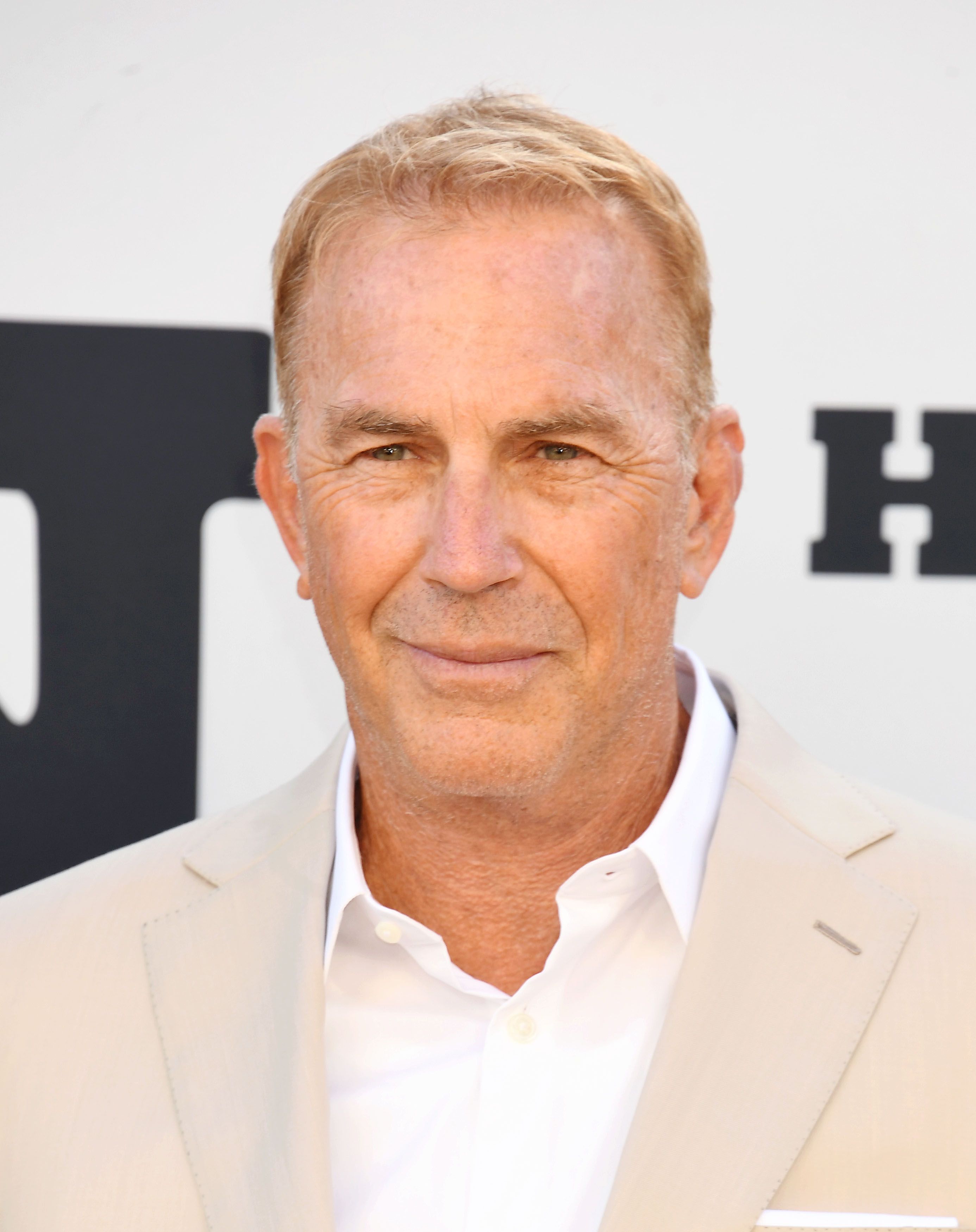 Tidado de la cabeza de Kevin Costner en el estreno de Horizon: una saga americana