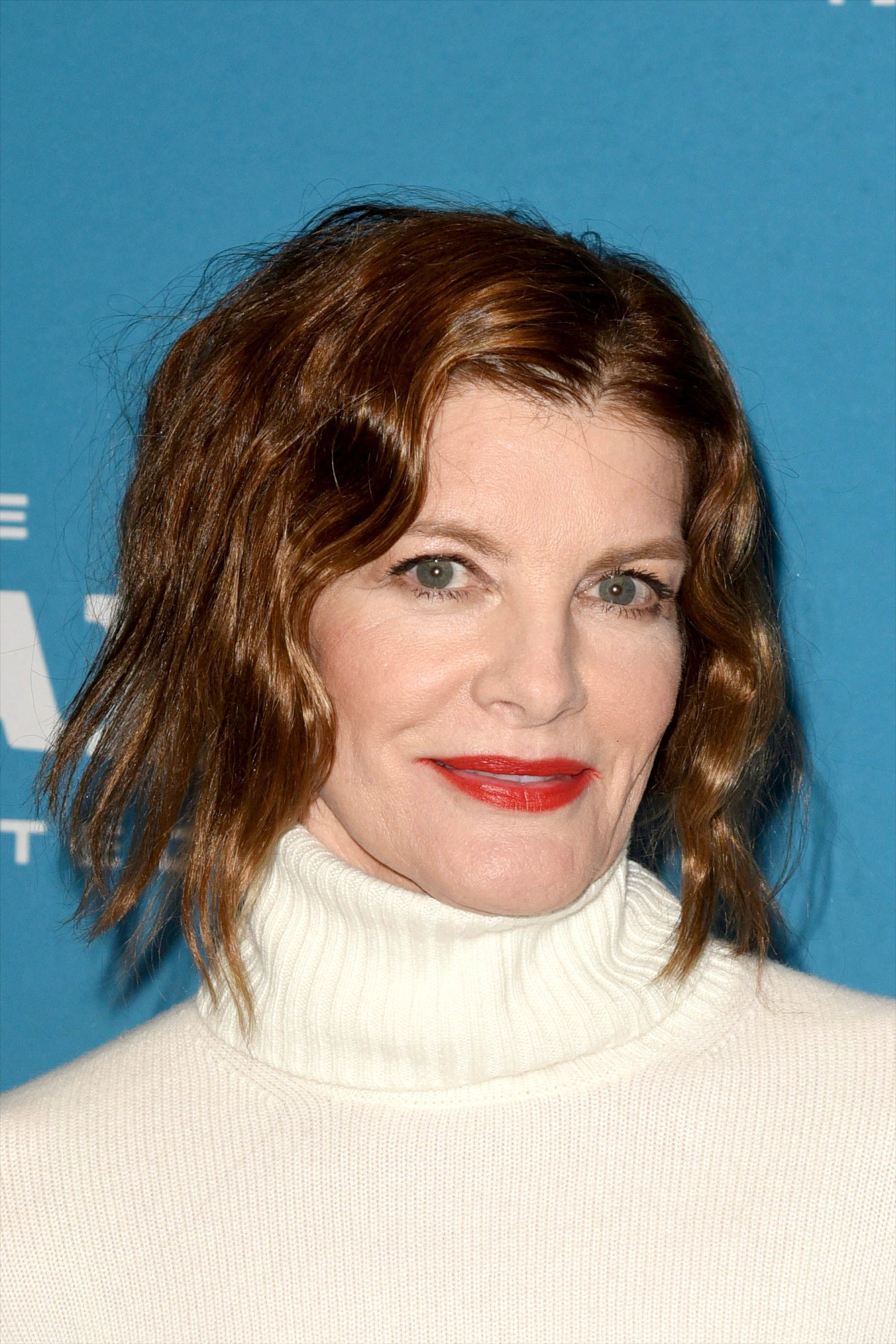 Atiendo en la cabeza de Rene Russo en el estreno de Revive en el Festival de Cine de Sundance 2019