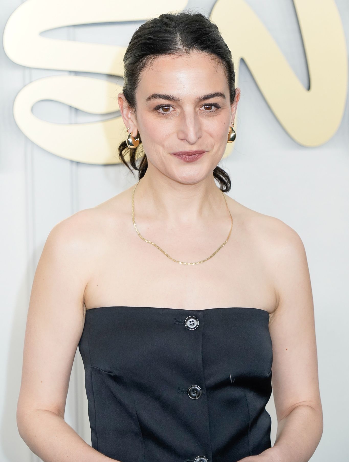 Tiro en la cabeza de Jenny Slate en el 2024 Disney por adelantado