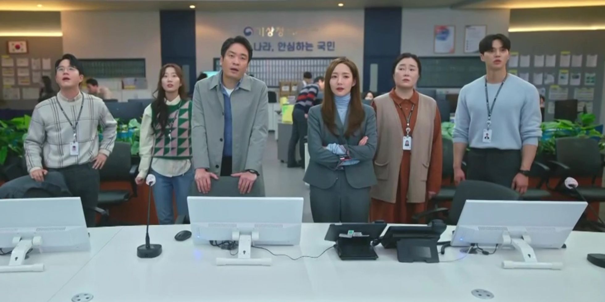 El elenco de pronosticar el amor y el clima se encuentra en su oficina frente a las computadoras