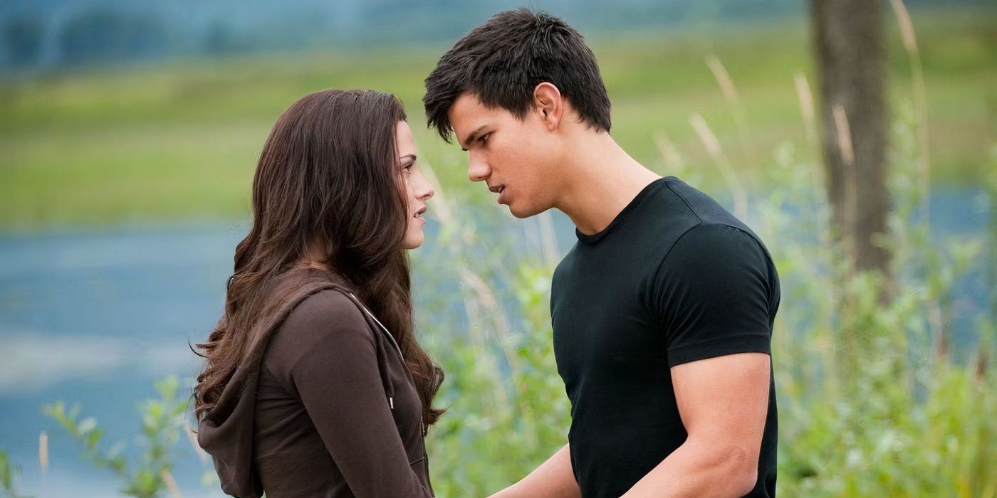 Bella, interpretada por Kristen Stewart, y Jacob, interpretada por Taylor Lautner, mirándose en Eclipse