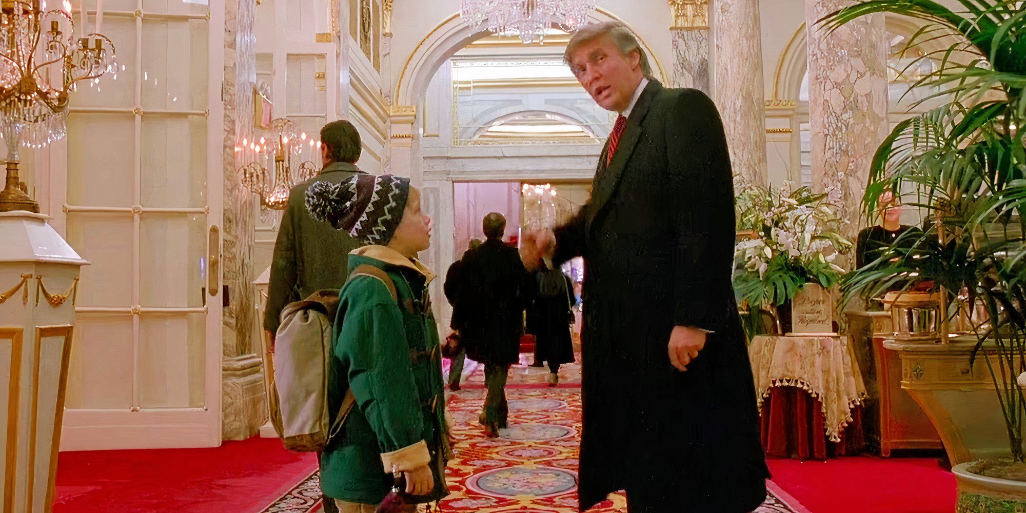 Solo en el hogar 2 Desafíos del director de la historia de fondo de Donald Trump, explica por qué el momento “maldito” se quedó en la película