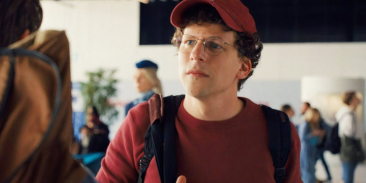 "Soy un idiota": Jesse Eisenberg revive el error "increíblemente inapropiado" que cometió mientras organizaba SNL (y revela por qué Amy Poehler lo perdonó)