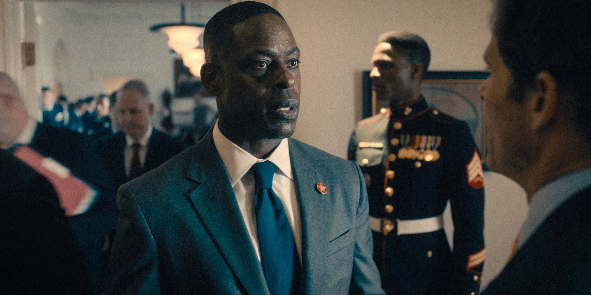 Paradise Temporada 2 La imagen BTS muestra a Xavier Collins esposado, sin camisa y gravemente herido