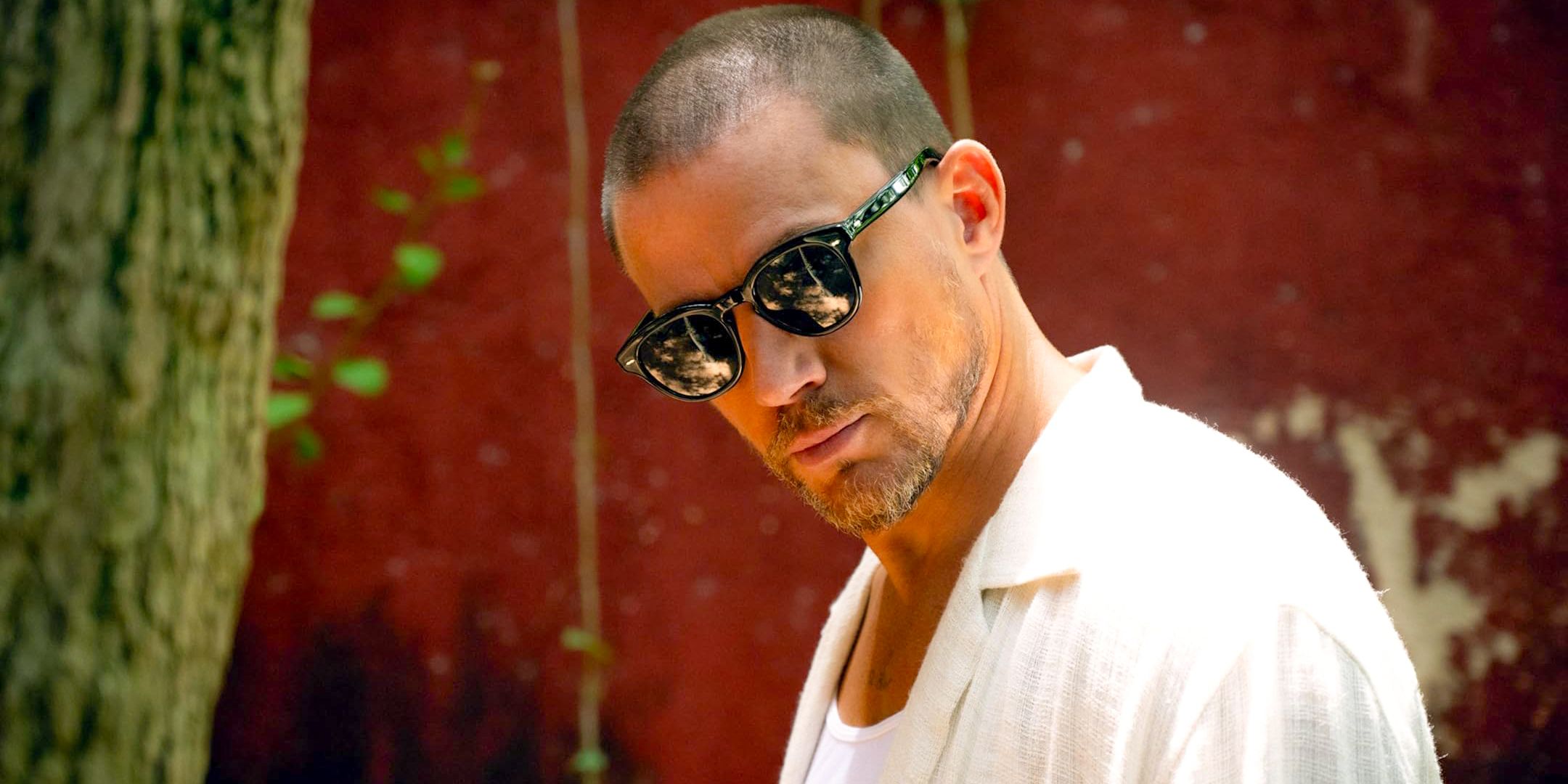 Slater (Channing Tatum) con gafas de sol en Blink dos veces (2024)