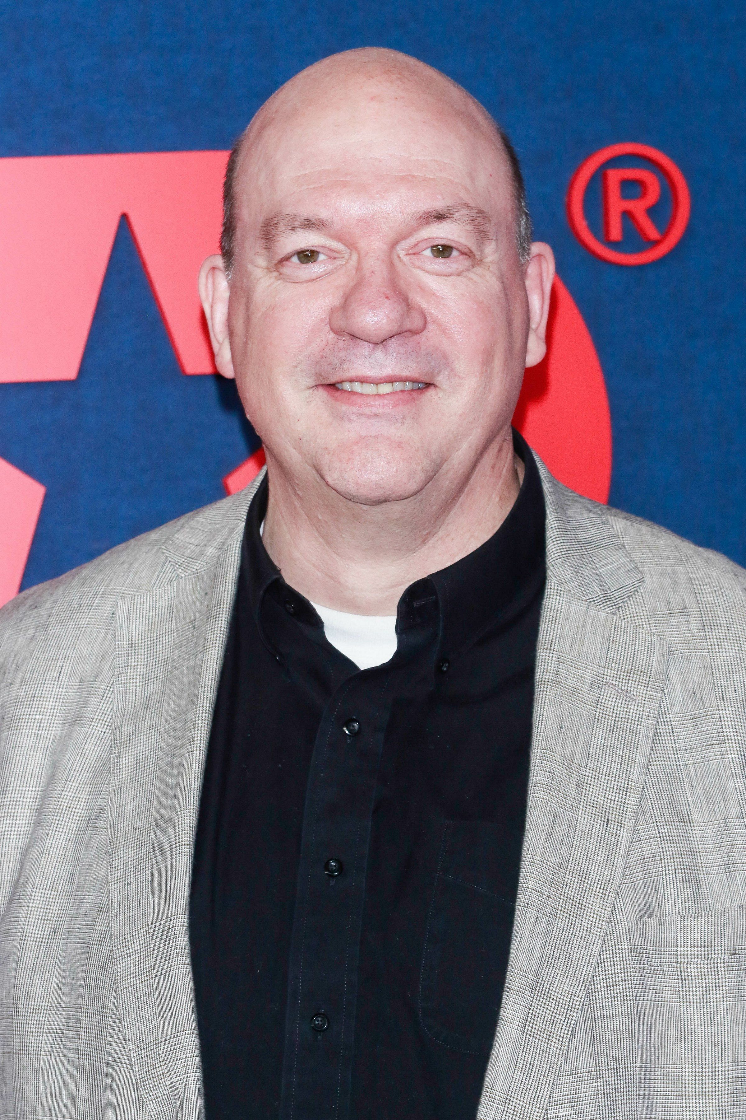 Tiro en la cabeza de John Carroll Lynch