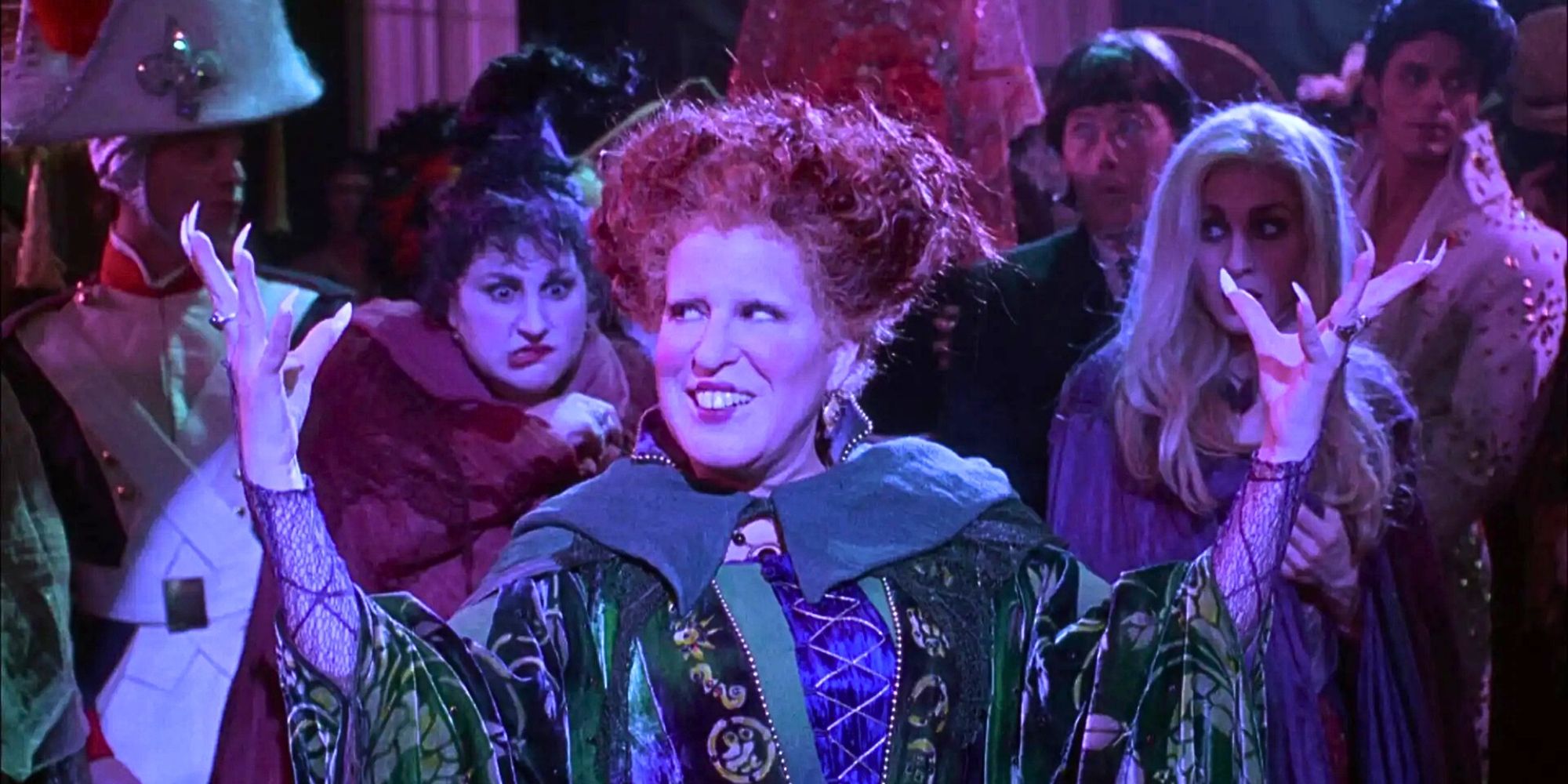 Bette Midler como Winifred posando frente a una gran multitud en Hocus Pocus