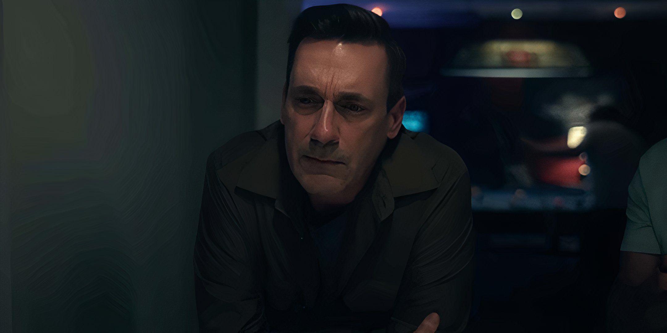 Jon Hamm como Coop mirando profundamente en sus amigos y vecinos