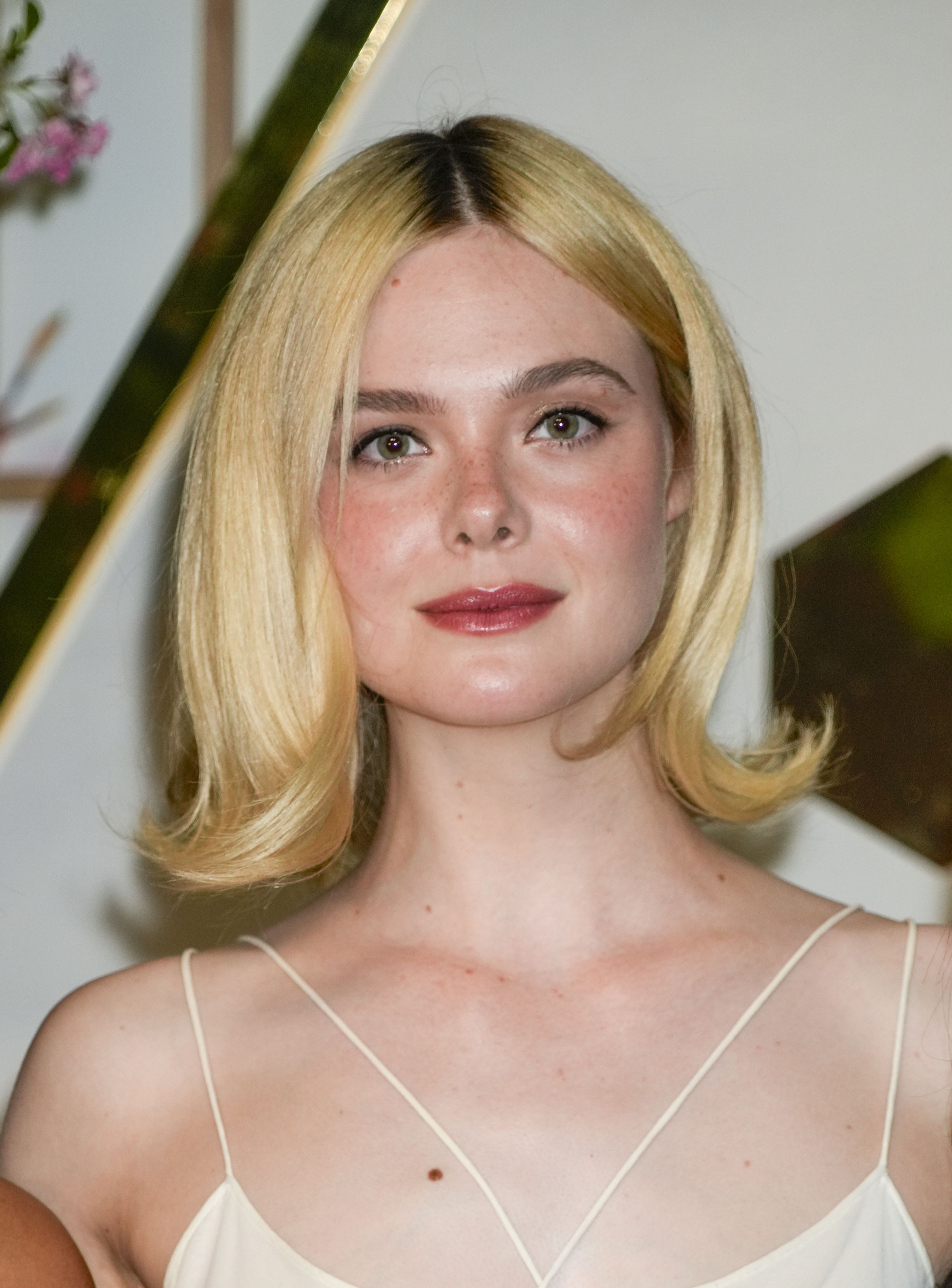 Moldado de la cabeza de Elle Fanning en la casa de Suntory