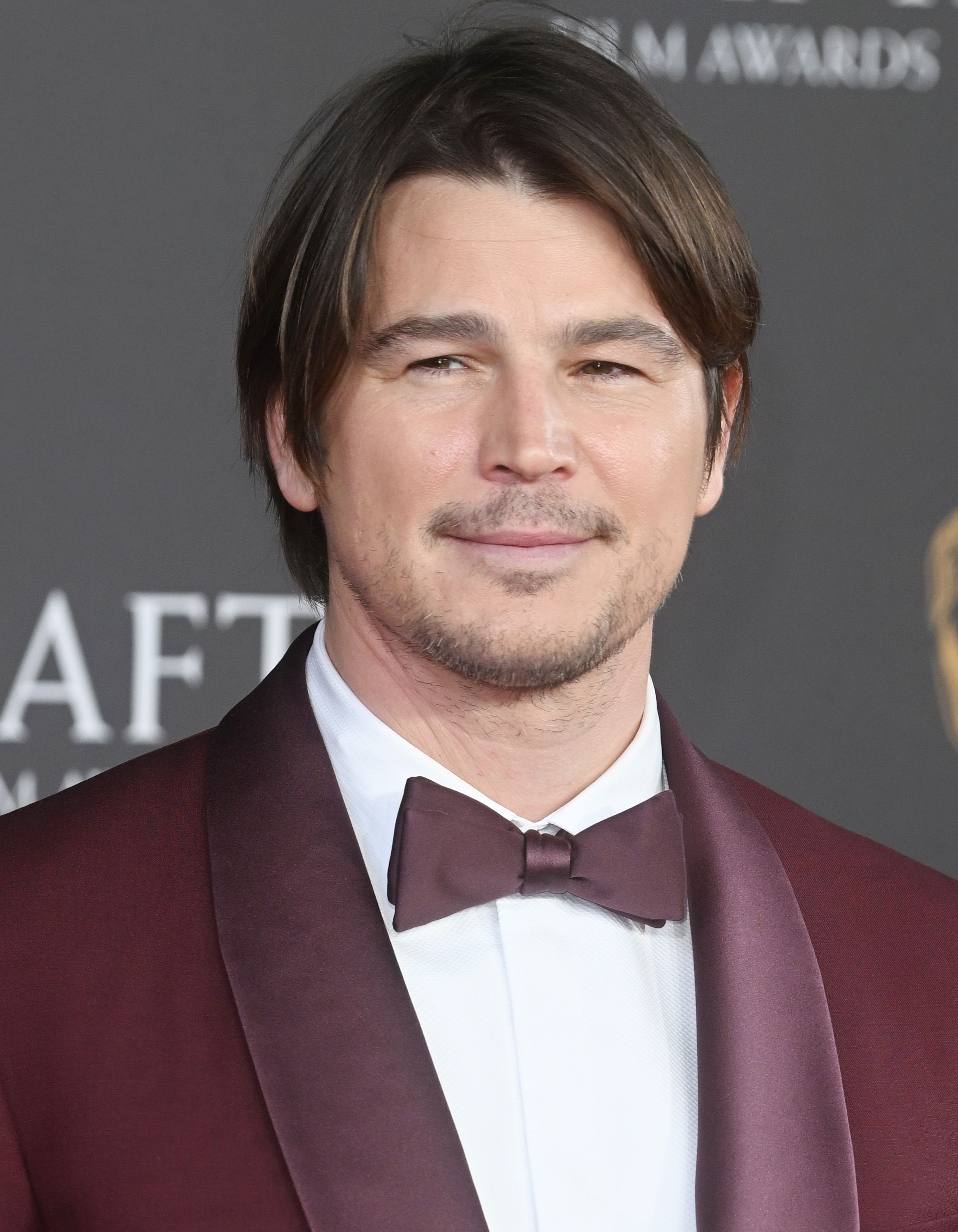 Tidado de la cabeza de Josh Hartnett en los 77 ° British Academy Film Awards (BAFTAS)