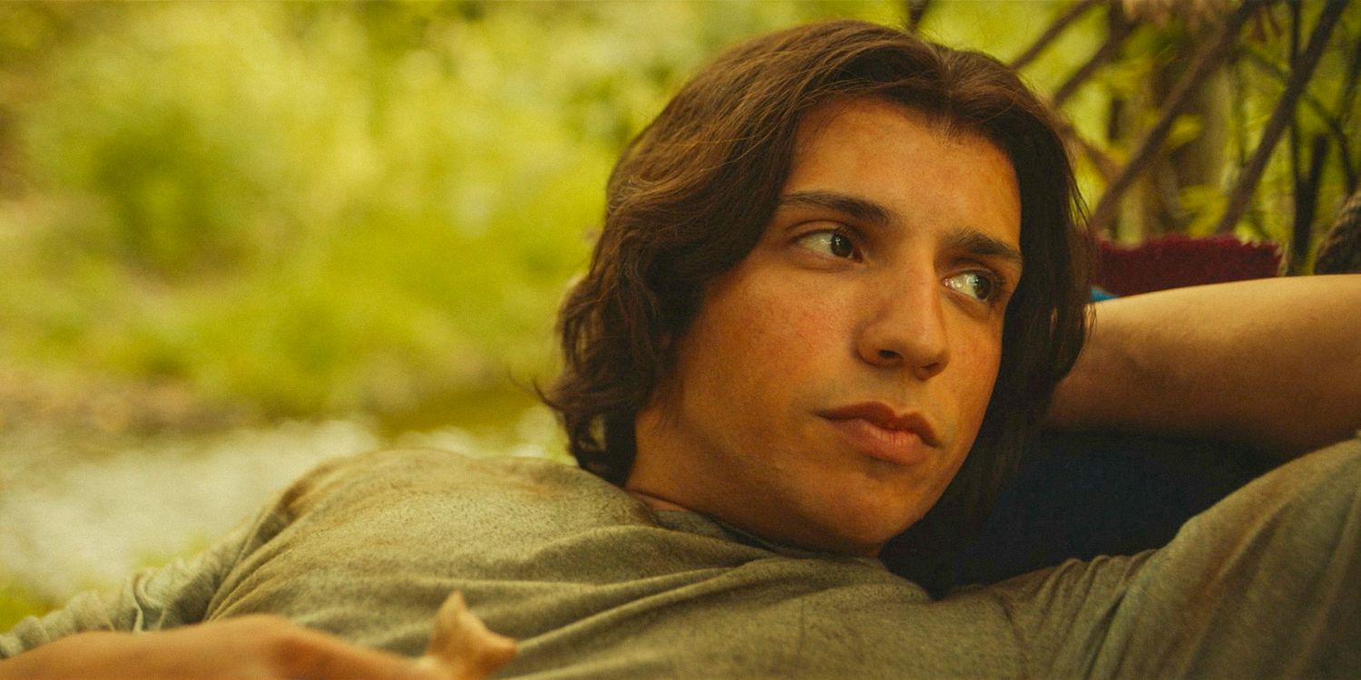 Un momento de Travis en el final de la temporada 3 de Yellowjackets sugiere el trágico destino para adultos del personaje