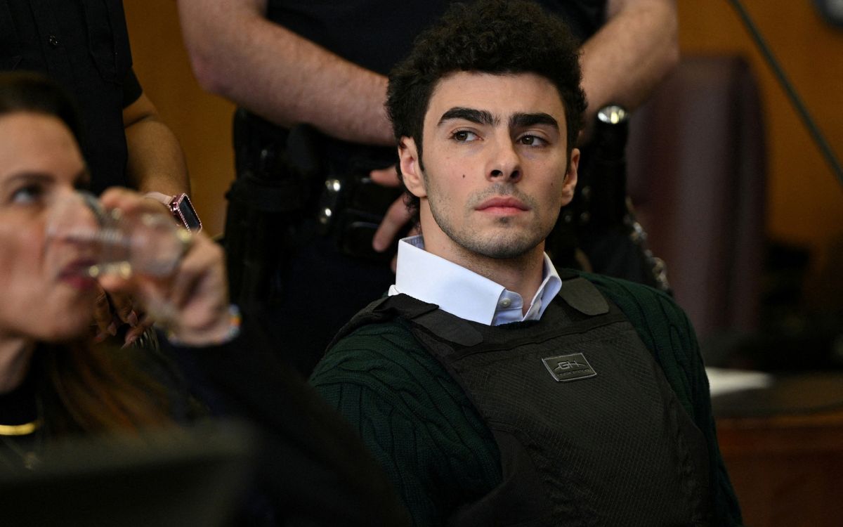 Acusan formalmente a Mangione de asesinato y tres cargos más