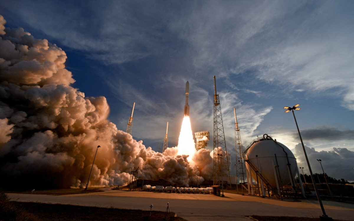 Amazon lanza con éxito sus primeros satélites; busca competir con Musk